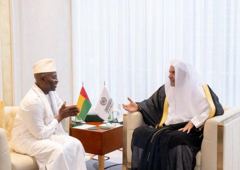 Yang Mulia Sekretaris Jenderal LMD, Ketua Organisasi Ulama Muslim, Syekh Dr. Mohammed Alissa , menerima kunjungan Yang Mulia Duta Besar Republik Guinea-Bissau untuk Kerajaan Arab Saudi