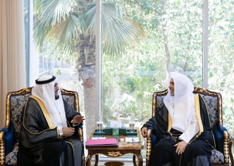 Le Secrétaire général, Président de l’Organisation des savants musulmans, cheikh Mohammed Al-Issa, a rencontré aujourd’hui cheikh Al-Mahfoudh Ben Bayyah, Secrétaire général du Forum pour la Paix d’Abu Dhabi