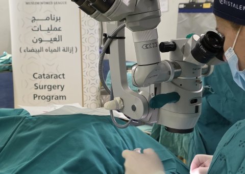 تتواصلُ برامجُ رابطة العالم الإسلامي لمكافحة العمى في القارة الأفريقية، ومحطتها اليوم مقاطعة كوازولو ناتال في جنوب أفريقيا
