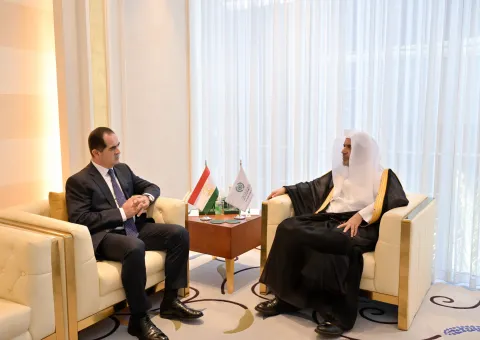 Su Excelencia, el Secretario General, Presidente del Consejo de Ulemas, el Sheij Dr. Mohammed Al-Issa, recibió hoy al Embajador de la República de Tayikistán ante el Reino de Arabia Saudita, el Sr. Akram Karimi.
