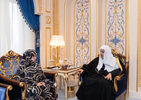 Le Secrétaire Général, cheikh Mohammed Al-Issa a rencontré à La Mecque, la Ministre et diplomate active dans le domaine de la contribution au développement des femmes sur le continent africain, Ayesha Em'hmem.