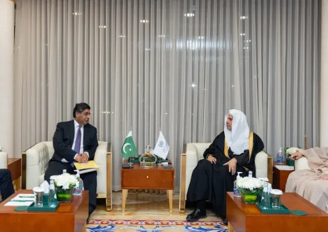 En Riad, el Sheij Mohammed Al-Issa, Secretario General de la LMI y presidente de la Comisión de Ulemas Musulmanes, se reunió con el Sr. Gohar Ejaz, Ministro Federal de Comercio, Industria e Inversiones, y Ministro del Interior de Pakistán