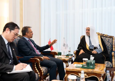 El Secretario General, presidente de la Comisión de Ulemas Musulmanes, el Sheij Mohammed Al-Issa, recibió en Riad al Embajador de la República de Singapur ante el Reino de Arabia Saudita