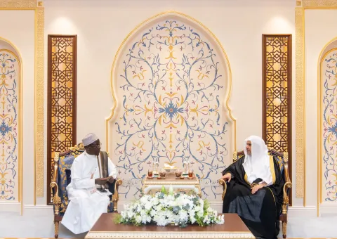 En la sede de la LMI en La Meca, el Sheij Mohammed Al-Issa , Secretario General y Presidente de la Comisión de Ulemas Musulmanes