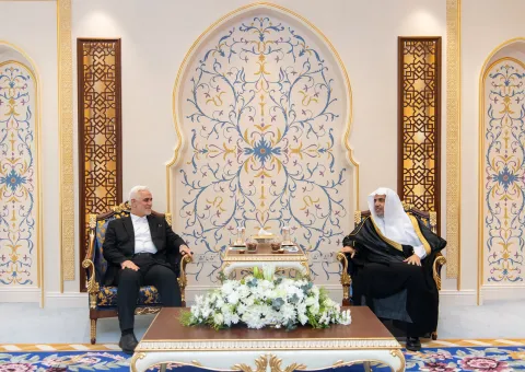 El Secretario General y Presidente de la Comisión de Ulemas Musulmanes, Sheij Mohammed Al-Issa, recibió en La Meca al responsable de la Oficina de Donaciones chiíta iraquí, Haider Hassan Al-Shammari