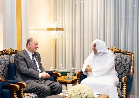 El Secretario General, presidente de la Comisión de Ulemas, el Sheij Mohammed Al-Issa, recibió esta noche en Riad al Sr. Jeffrey Steiner