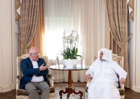 Durante su visita en respuesta a la invitación de centros de pensamiento global y organizaciones internacionales, el Secretario General, Sheij Mohammed Al-Issaa