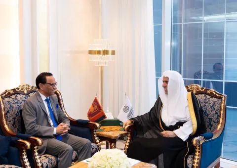 El Secretario General, presidente de la Comisión de Ulemas, Sheij Mohammed Al-Issa , se reunió con el embajador de la República de Sri Lanka ante el Reino de Arabia Saudita,