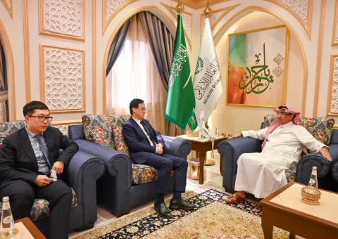 El Adjunto del Secretario General para relaciones internacionales, Sr. Mohammed Al Majdouie, recibió en Yeda al Cónsul General de la República Popular de China, Sr. Wang Qimin, acompañado de su delegación.