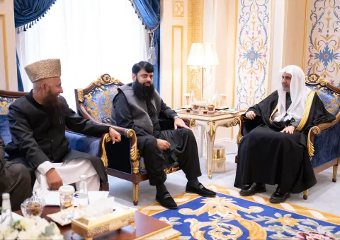 En La Meca, el Secretario General y Presidente de la Comisión de Ulemas, el Sheij Mohammed Al-Issa