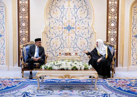 Él transmitió al Sheij Alissa los saludos del Presidente Subianto y le entregó una invitación oficial para visitar Indonesia: