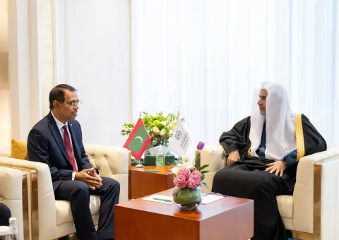 El Secretario General de la Liga del Mundo Islámico, Presidente de la Comisión de Ulemas, el Sheij Mohammed Al-Issa , recibió en Riad al Embajador de la República de Maldivas ante el Reino de Arabia Saudita