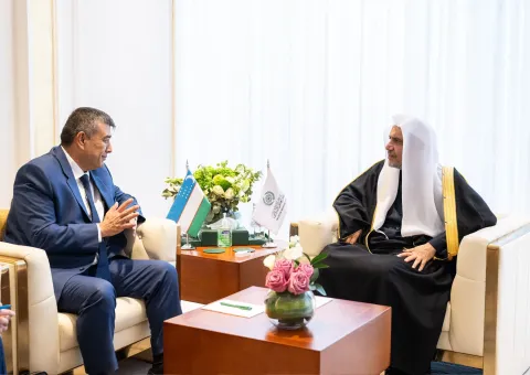 El Secretario General de la Liga del Mundo Islámico, Presidente de la Comisión de Ulemas, el Sheij Mohammed Al-Issa se reunió en Riad con el Embajador de la República de Uzbekistán ante el Reino de Arabia Saudita