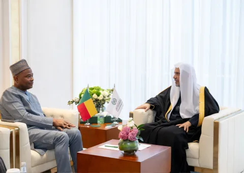 El Secretario General de la Liga del Mundo Islámico, Presidente de la Comisión de Ulemas, Sheij Mohammed Al-Issa , se reunió hoy en su oficina en Riad con el Sr. Adam Bagoudou Zakari, Embajador de la República de Benín ante el Reino de Arabia Saudita