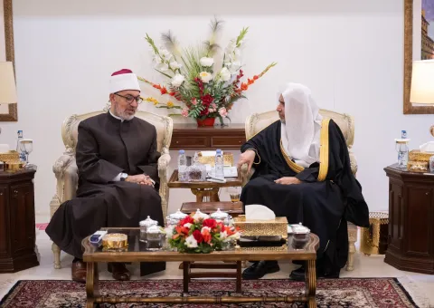 el Secretario General de la Liga del Mundo Islámico y Presidente de la Comisión de Ulemas, el Sheij Mohammed Al-Issa , recibió en su residencia en la capital paquistaní, Islamabad, al Gran Muftí de la República Árabe de Egipto, el Sheij Nazir Mohamed Ayyad.