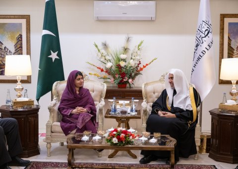  cheikh Mohammed Al-Issa a reçu à sa résidence dans la capitale pakistanaise, Islamabad, la militante internationale pour l’éducation des filles et lauréate du prix Nobel de la paix, Mme Malala Yousafzai.