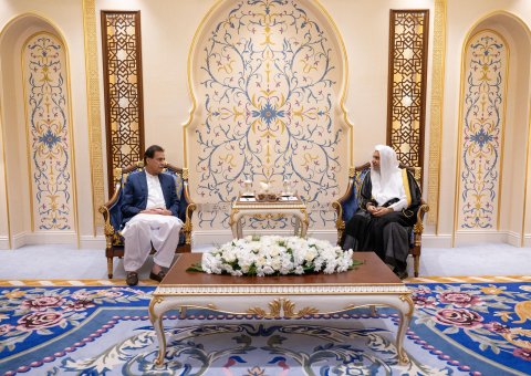 الأمين العام لرابطة العالم الإسلامي يستقبل رئيس البرلمان الباكستاني