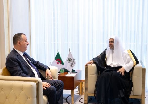Yang Mulia Sekretaris Jenderal LMD, Ketua Organisasi Ulama Muslim, Syekh Dr. Mohammed Alissa , menerima kunjungan Yang Mulia Duta Besar Republik Demokratik Rakyat Aljazair untuk Kerajaan Arab Saudi