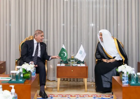 Él visitó la sede de la Liga, saludando su notable influencia islámica a nivel mundial. El Primer Ministro de la República Islámica de Pakistan , M. Muhammad Shehbaz