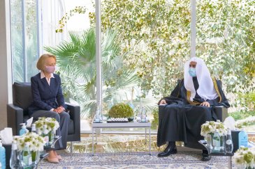 التقى معالي الأمين العام الشيخ د.محمد العيسى‬⁩ اليوم بالقائم بأعمال البعثة في سفارة الولايات المتحدة الأمريكية بالرياض السيدة مارتينا سترونغ