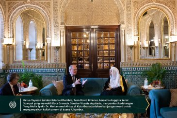 Siang hari ini, beliau akan menyampaikan kuliah umum di Istana Alhambra, serta mengadakan sejumlah pertemuan resmi dan keagamaan tingkat tinggi