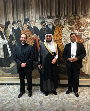 ‏نيابةً عن معالي الأمين العام، رئيس هيئة علماء المسلمين، الشيخ د.⁧‫#محمد_العيسى‬⁩ ⁦‪@MhmdAlissa‬⁩، قام -هذا اليوم- المستشارُ والمفوّضُ التنسيقي لـ ⁧‫#رابطة_العالم_الإسلامي‬⁩ لدى الفاتيكان، معالي د. عبد العزيز سرحان بالمشاركة في مراسم تنصيب بابا الفاتيكان ليون الرابع عشر. ‏كما تلقّى معاليه دعوةً قدّمها البابا لحضور حفل استقبالٍ خاصٍّ بممثلي القادة الدينيين لدى الفاتيكان، سيُعقَد غدًا الاثنين بمقرّ البابا. ‏إلى ذلك، وفي لقاء خاصٍّ استُضيف معاليه من قبَل رئيس المجلس البابوي للحوار وأعضائه، تناولَ اللقاءُ عددًا