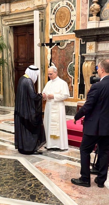 نيابةً عن معالي الأمين العام، رئيس هيئة علماء المسلمين، الشيخ د. ⁧‫محمد العيسى‬⁩ ⁦‪‬⁩، قام معالي د. عبد العزيز سرحان، المستشارُ والمفوّضُ التنسيقي لرابطة العالم الإسلامي لدى الفاتيكان