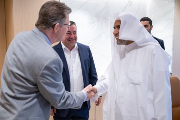 ‏التقى معالي الأمين العام، رئيس هيئة علماء المسلمين، فضيلة الشيخ د. ⁧‫محمد العيسى‬⁩ ‬⁩، رئيسَ جامعة ديوك الأمريكية، د. فنسنت برايس. ‏ورحّب د. فنست بزيارة معاليه للجامعة، مقدّراً تلبيته استضافةَ الجامعة للمحاضرة فيها
