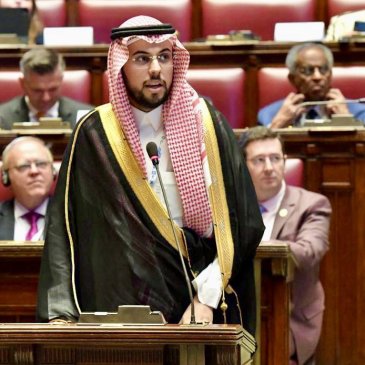 مساعد الأمين العام للاتصال المؤسَّسي، أ. عبدالوهاب الشهري، يُلقي كلمة ⁧‫رابطة العالم الإسلامي‬⁩ في المؤتمر البرلماني الثاني للحوار بين الأديان