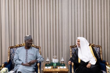 ‏استقبلَ معالي الأمين العام، رئيس هيئة علماء المسلمين، فضيلة الشيخ د.⁧‫محمد العيسى‬⁩ ‬⁩، في مكتبه، معاليَ وزير التعليم العالي والبحث العلمي والإبداع التكنولوجي في جمهورية النيجر، السيد ممادو سيدو