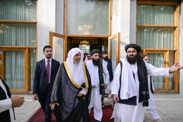 ‏التقى معالي الأمين العام، رئيس هيئة علماء المسلمين، فضيلة الشيخ د.⁧‫محمد العيسى‬⁩ ‬⁩، معاليَ وزير الخارجية الأفغاني، المولوي أمير خان متقي، في المقرّ الأول لمجلس الأمن في قصر رئاسة الوزراء.  ‏جرى خلال اللقاءِ مناقشةُ عددٍ من الموضوعات ذات الصلة بالتضامُن الإسلامي، وواجب إبراز حقيقة الإسلام للجميع، وذلك من خلال قيَم عدالته وحفظه للحقوق، وكذا قيَم وسطيّته ورحمته بالعالمين، مع إيضاح مظاهر سماحة الإسلام التي اشتملت عليها نصوص القرآن الكريم والسنة المطهّرة والسيرة النبوية الشريفة، وهي التي لا بد أن يُرى أثرها ف