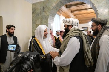 ‏التقى معالي الأمين العام، رئيس هيئة علماء المسلمين، فضيلة الشيخ د.⁧‫#محمد_العيسى‬⁩ ⁦‪@MhmdAlissa‬⁩ في قصر “شهار شنار”، معاليَ وزير الداخلية الأفغاني، خليفة سراج الدين حقّاني.  ‏وجرى خلال اللقاءِ مناقشةُ الجهودِ التي تبذُلها حكومة أفغانستان في محاربة التنظيمات الإرهابية.  ‏كما أكّد الجانبان على أن لوحدة الكلمة في الإسلام شأنًا عظيمًا، وللنّزاع والشقاق خطرًا كبيرًا على تضامُن المسلمين وسمعة الإسلام، وأن لهذا ضررًا لا يُقارن بأي مصلحة أخرى يراها بعضُ أهل العلم في مسائل اجتهادية، هي دون هذا الهدف الإسلامي الأس