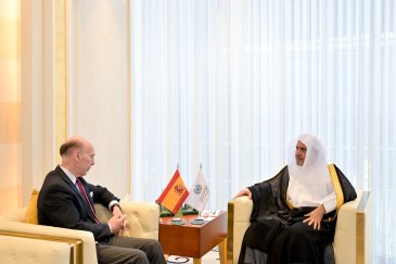 جناب دبیرکل و رئیس انجمن علمای مسلمان، آقای دکتر شیخ محمد العیسی  در دفتر خود در شعبه سازمان همبستگی جهان اسلام در ریاض، با سفیر محترم پادشاهی اسپانیا در عربستان سعودی
