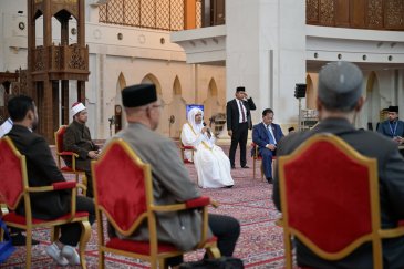 ملائیشیا کے دار الحکومت کوالالمپور کی سب سے بڑی جامع مسجد میں خطبۂ جمعہ اور نماز سے فراغت کے بعد: