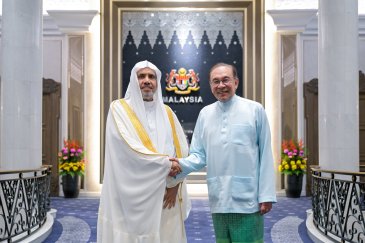 ‏استقبل دولةُ رئيس وزراء ماليزيا، داتو سري أنور إبراهيم، في القصر الرئاسي في العاصمة الماليزية "كوالالمبور"، معاليَ الأمين العام، رئيس هيئة علماء المسلمين، فضيلة الشيخ د.⁧‫محمد العيسى‬⁩ ⁦‪‬⁩. ‏وجرى خلال اللقاءِ مناقشةُ الموضوعات ذات الاهتمام المشترك.