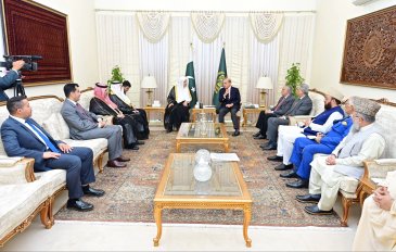 ‏استقبل دولةُ رئيس وزراء جمهورية باكستان الإسلامية، السيدَ محمد شهباز شريف، في مقرِّ رئاسةِ الوزراء بالعاصمة الباكستانية "إسلام آباد"، معالي الأمين العام، رئيس هيئة علماء المسلمين، الشيخ د.⁧‫محمد العيسى