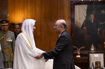 ‏استقبل فخامةُ رئيس جمهورية باكستان الإسلامية، السيد آصف علي زرداري، في القصر الرئاسي بالعاصمة "إسلام آباد" معالي الأمين العام، رئيس هيئة علماء المسلمين، فضيلة الشيخ د.⁧‫محمد العيسى‬⁩ ⁦‪‬⁩. ‏واستعرض اللقاءُ الموضوعاتِ ذات الاهتمام المُشترَك.