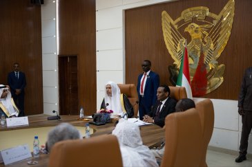 ‏مساءَ اليوم بمقرّ مجلس الوزراء:  ‏عقَدَ دولةُ رئيس مجلس وزراء جمهورية السودان، البروفيسور كامل إدريس، مع معالي الأمين العام، رئيس هيئة علماء المسلمين، الشيخ د.⁧‫محمد العيسى‬⁩ ⁦‬⁩، جلسةَ مُباحثاتٍ بحضور أعضاء مجلس الوزراء وكبار المستشارين برئاسة الحكومة.  ‏واستعرض اللقاءُ دوْرَ العلماء في بيان الحق الشرعي؛ إسهامًا منهم في تعزيز الوعي الدينيّ، والأمن المجتمعيّ.  ‏وقد أشاد دولتُه بالثقة الدِّينية التي يحظى بها فضيلتُه في الداخل الإسلامي وخارجه، في إطار مظلّة الرابطة وهيئة علماء المسلمين، يُترجِم ذلك مستوى الح
