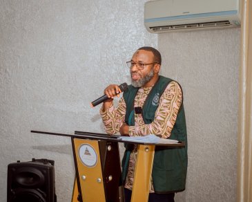 رابطہ عالم اسلامی  نائجیریا میں آنکھوں کے نرسنگ اور طبی عملے کے لئے ایک جامع تربیتی پروگرام کا انعقاد کر رہی ہے، جس کا بنیادی مقصد ان کی پیشہ ورانہ صلاحیتوں کو مستحکم کرنا اور بنیادی طبی نگہداشت کے معیار کو بلند کرنا ہے