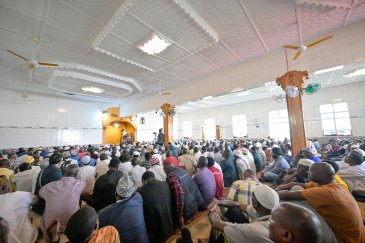 د.العيسى يخطب ويؤمّ المصلين في الجامع الكبير في رواندا