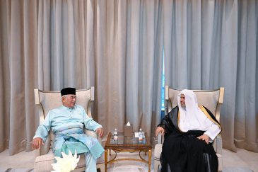 استقبلَ معالي الأمين العام، رئيسُ هيئة علماء المسلمين، فضيلةُ الشيخ د.⁧‫محمد العيسى‬⁩ ‬⁩، في مقرّ إقامته بمدينة "كوالالمبور"، تون سري الدكتور الحاج محمد علي بن محمد رستم، حاكم ولاية ملاكا