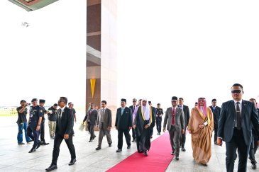وصلَ معالي الأمين العام، رئيسُ هيئة علماء المسلمين، فضيلة الشيخ د.⁧‫ محمد العيسى‬⁩ ‬⁩، إلى مطار كوالالمبور الدوليّ، حيث كان في استقباله عددٌ من أصحاب الفضيلة والمعالي