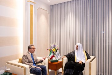 ‏استقبلَ معالي الأمين العام، رئيسُ هيئة علماء المسلمين، فضيلةُ الشيخ د.⁧‫ محمد العيسى‬⁩ ‬⁩، في مكتبه بالرياض مساءَ أمس، سعادةَ سفير جمهورية إيطاليا لدى المملكة العربية السعودية، السيد كارلو بالدوتشي