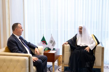 Yang Mulia Sekretaris Jenderal LMD, Ketua Organisasi Ulama Muslim, Syekh Dr. Mohammed Alissa , menerima kunjungan Yang Mulia Duta Besar Republik Demokratik Rakyat Aljazair untuk Kerajaan Arab Saudi
