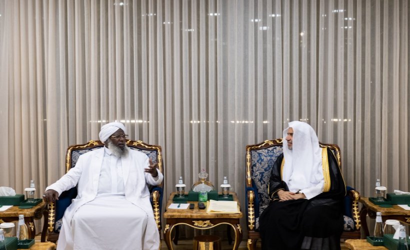 ‏استقبل معالي الأمين العام، رئيس هيئة علماء المسلمين، فضيلة الشيخ د.⁧‫محمد العيسى‬⁩ ⁦‪‬⁩، في مكتبه مساء اليوم، فضيلة كبير الأئمة، رئيس المجلس الأعلى للشؤون الإسلامية، رئيس مجلس العلماء بجمهورية إثيوبيا، الشيخ د.حاجي إبراهيم توفا. ‏واستعرضَ اللقاءُ الموضوعات ذات الاهتمام المشترك.
