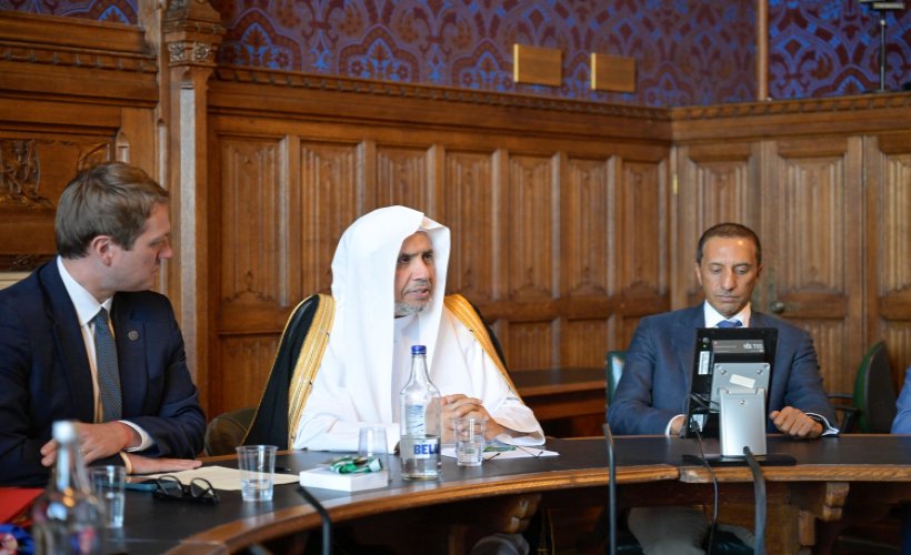 Following an expanded session attended by the Speaker of Parliament,  the British Parliament hosted a side meeting with H.E. Sheikh Dr.Mohammed Al-issa  , Secretary-General of the Muslim World League and Chairman of the Organization of Muslim Scholars.