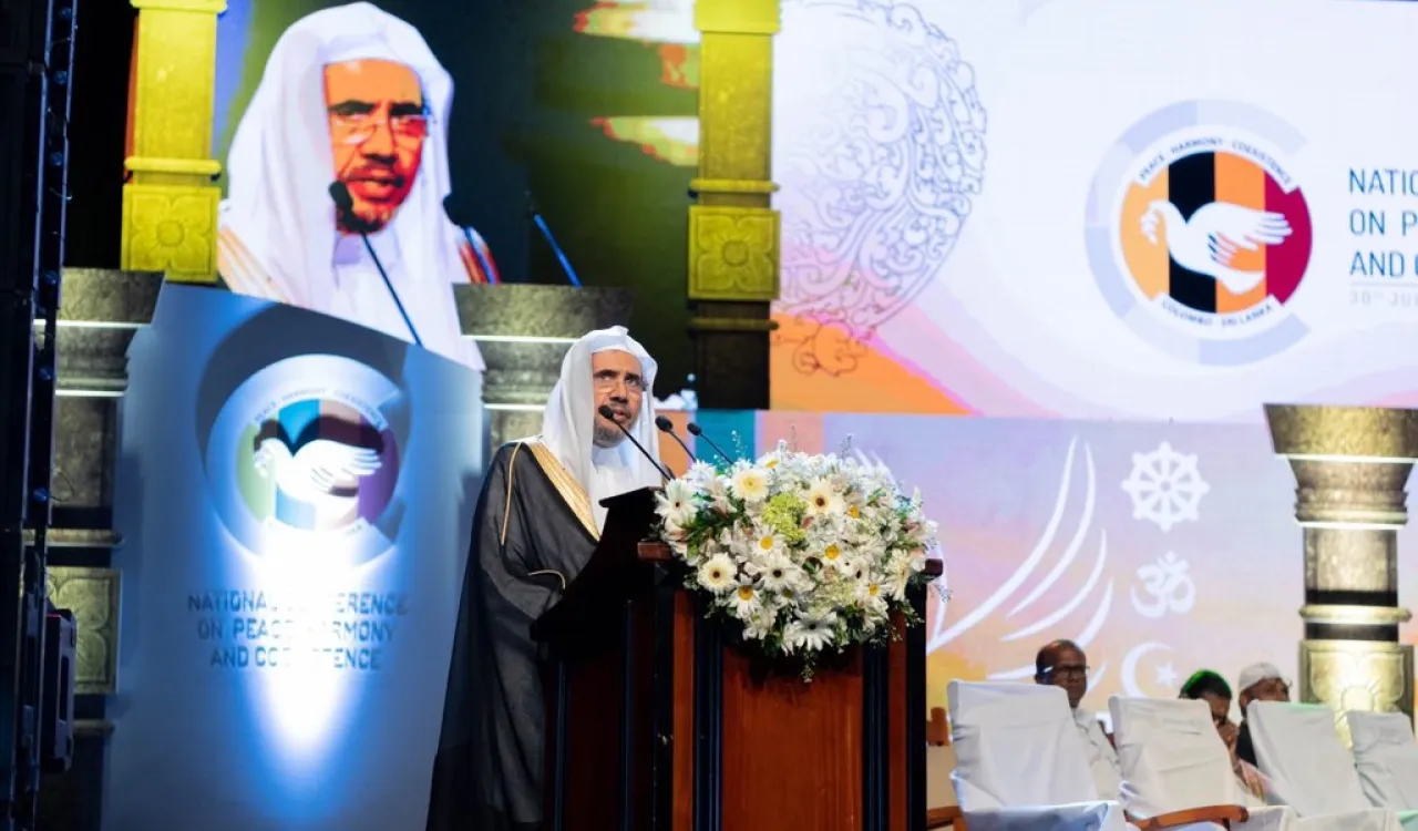 معالي الشيخ د.⁧محمد العيسى⁩ متحدثاً في ⁧قمة سلام الأديان⁩ المنظمة من الرابطة بحضور الرئيس السيريلانكي وألفي شخصية حول العالم