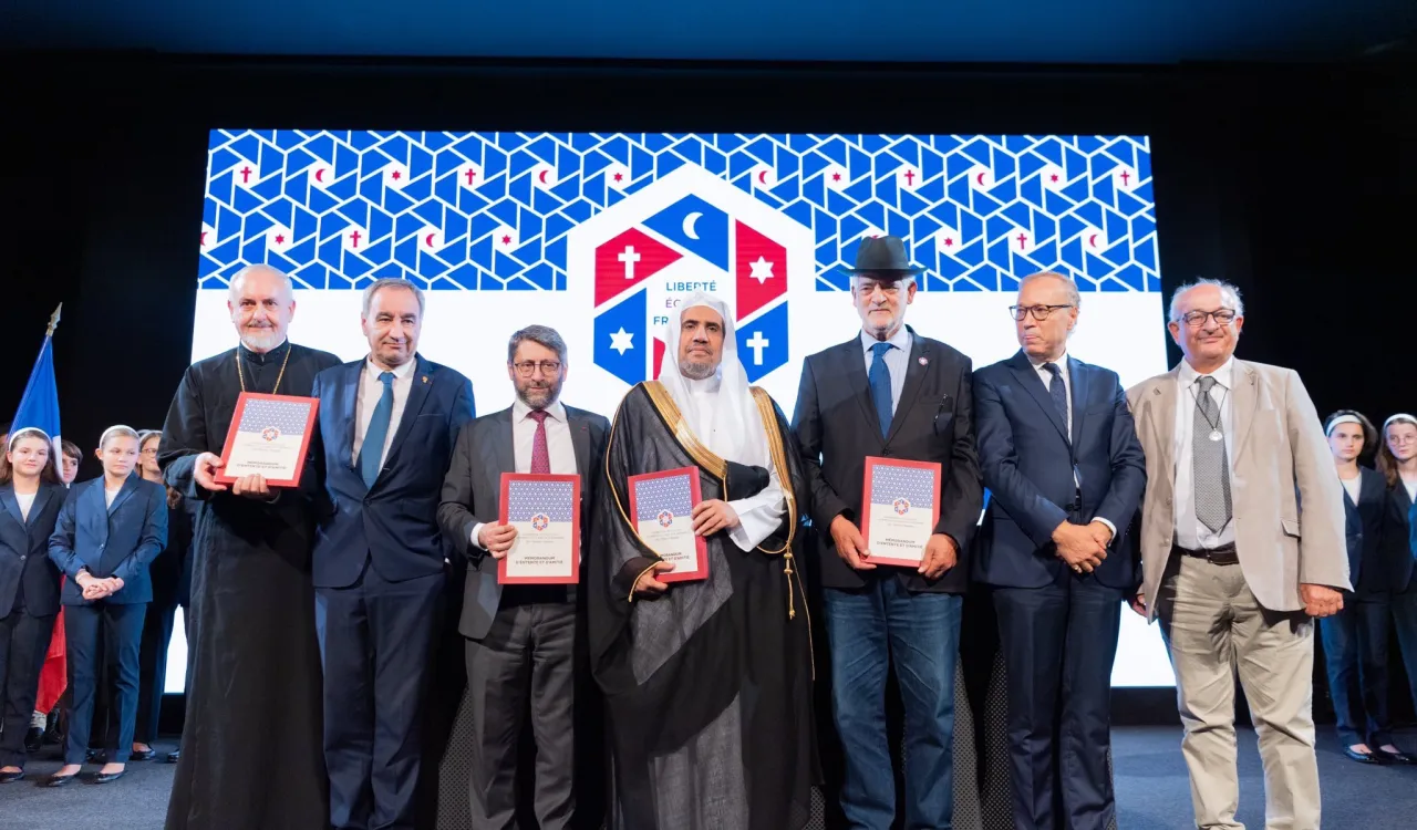 ‏في لحظة تاريخية: توقيع (اتفاقية باريس للعائلة الإبراهيمية) بحضور القيادات الدينية الفرنسية : اليهودية والكاثوليكية والأرثوذكسية والبروتستانتية بتنظيم ومشاركة وتوقيع معالي أمين ⁧‫#رابطة_العالم_الإسلامي‬⁩ ودعم مؤسسة إسلام ⁧‫#فرنسا‬⁩، حيث تضمنت عدداً من الموضوعات ذات الصلة بالقيم المشتركة.