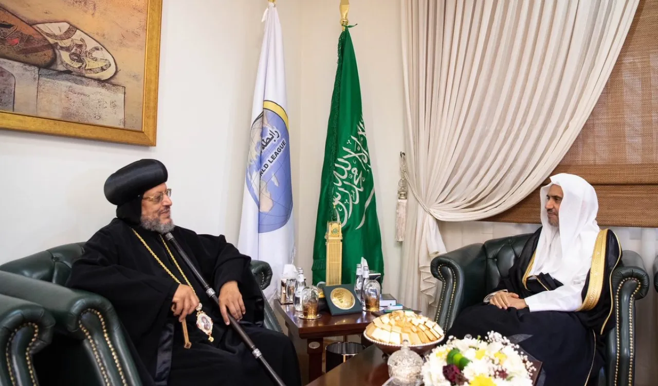 معالي أمين عام ⁧رابطة العالم الإسلامي⁩ الشيخ د. ⁧محمد العيسى⁩ مستقبلاً في مكتبه بالرياض ظهر اليوم نيافة ⁧الأنباء مرقس⁩ أسقف عام شبرا وتوابعها بالكنيسة القبطية الأرثوذكسية، حضر اللقاء وفد سفارة جمهورية ⁧مصر⁩ العربية بالمملكة العربية ⁧السعودية⁩.