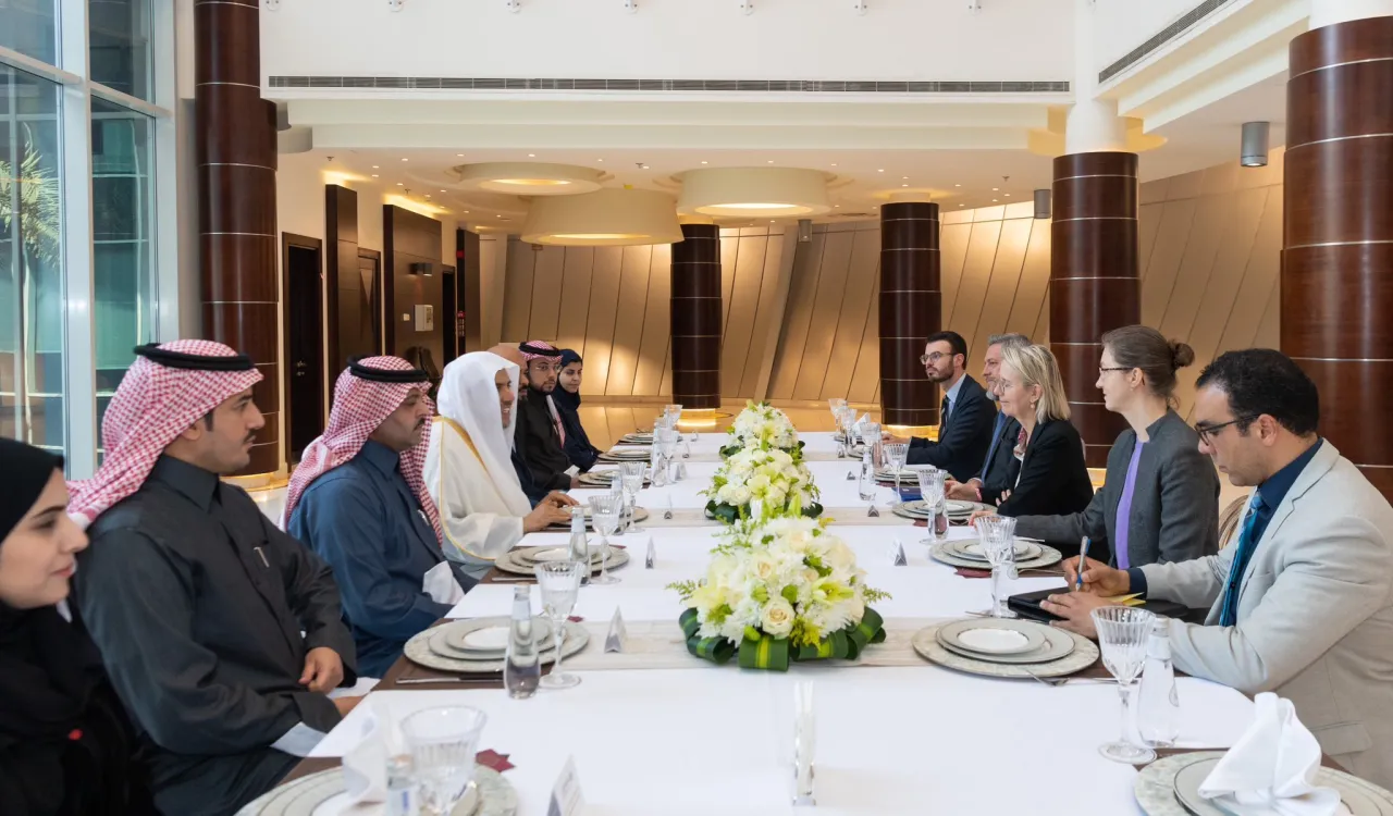 دبیر کل و رئیس انجمن علمای مسلمانان جناب شیخ د.محمد العيسى در دفتر خود در رياض با مدیر امور خاورمیانه و شمال آفریقا ،خانم هلن لوگال و هیأت همراهش دیدار کرد. در این دیدار تحولات اخیر در موضوعات مورد علاقه مشترک بررسی شد.